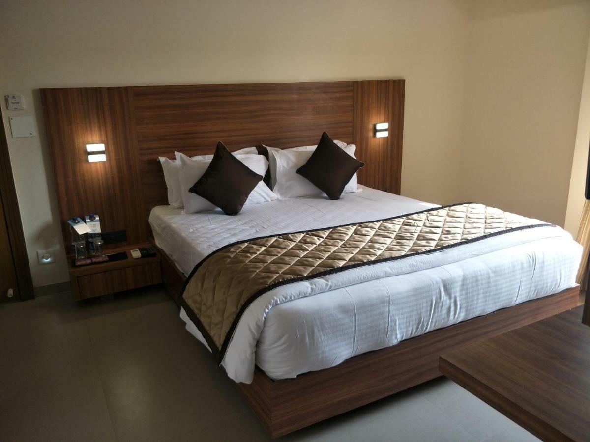 Kyriad Hotel Solapur By Othpl Exterior foto