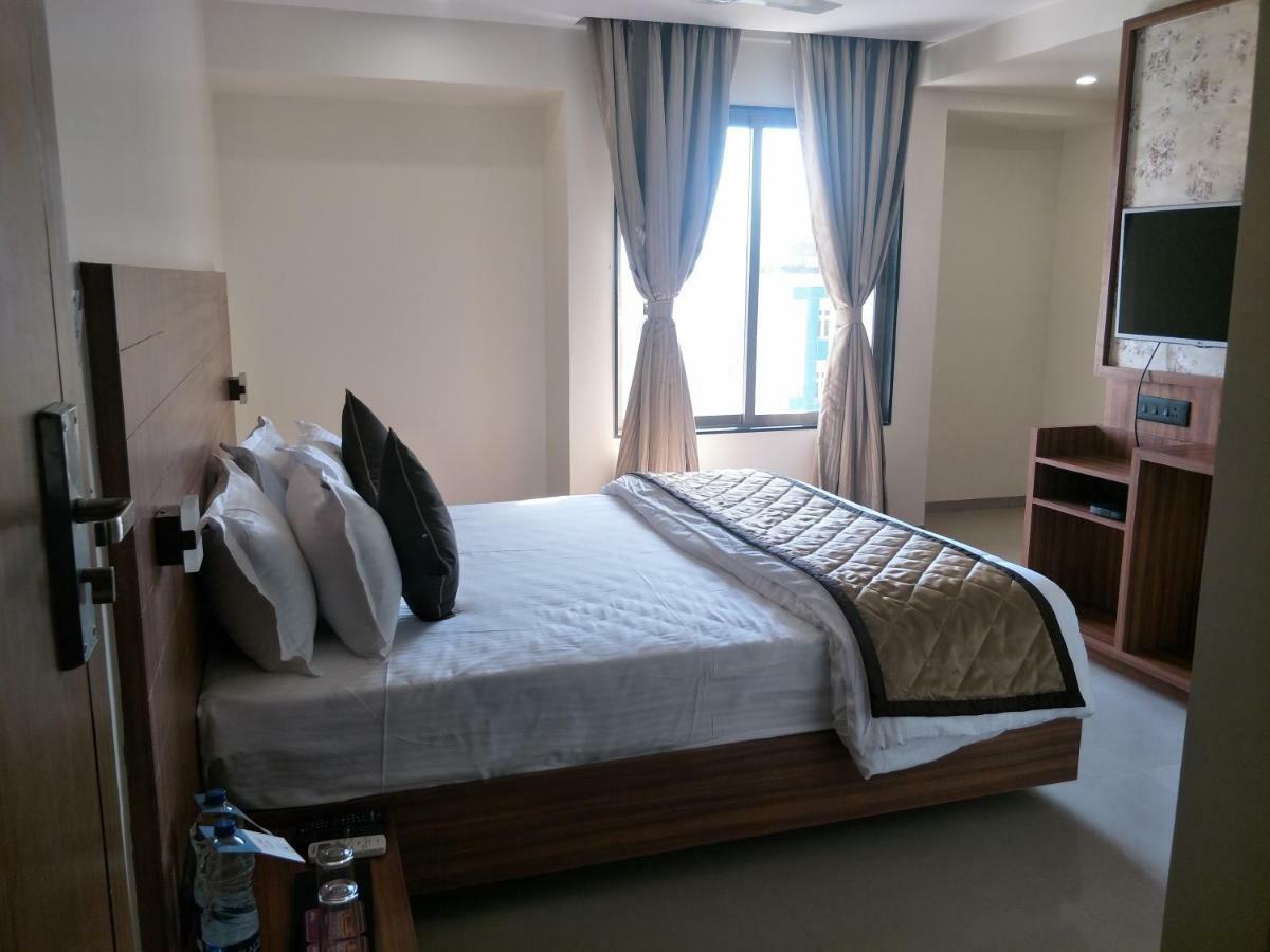 Kyriad Hotel Solapur By Othpl Exterior foto