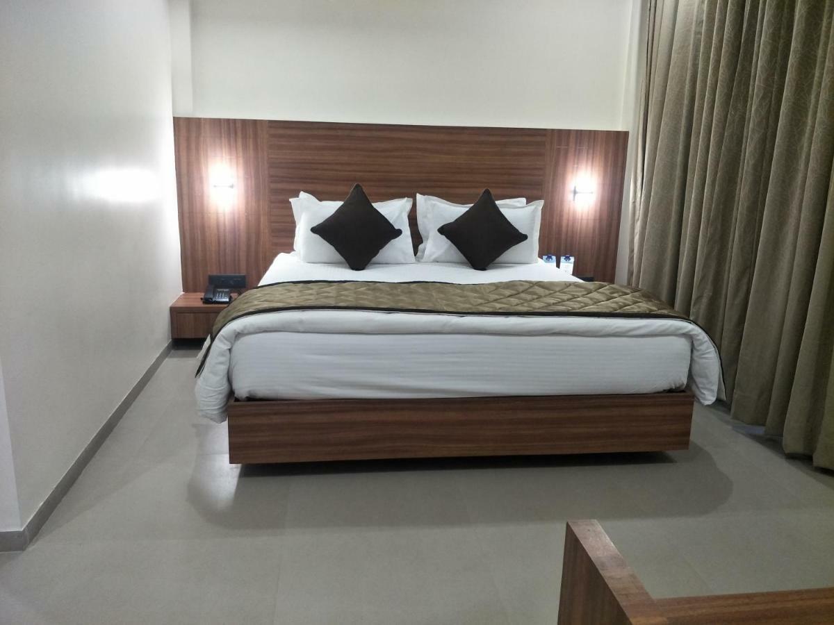 Kyriad Hotel Solapur By Othpl Exterior foto